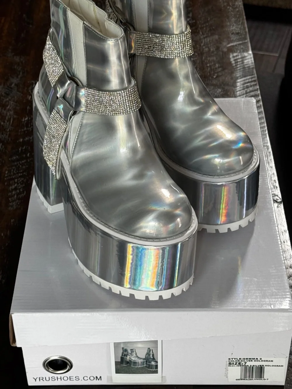 NIB Gemma 2 Silver Hologram YRU Platforms Size 7